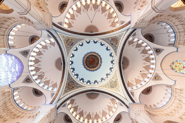 Binnenmening van Camlica-Moskee in Istanboel Turkije