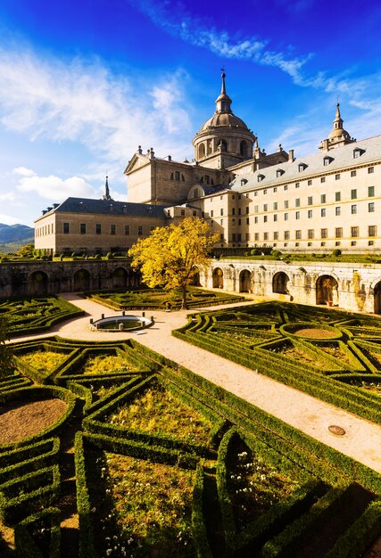 Binnenplaats van royal palace in zonnige dag. el escorial