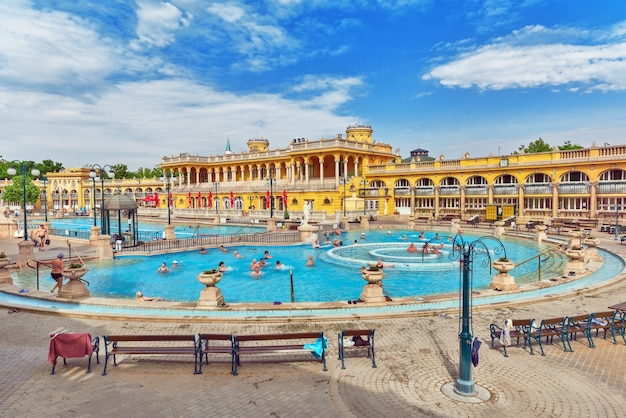 Binnenplaats van Szechenyi-baden, Hongaars thermaalbadcomplex en spabehandelingen.