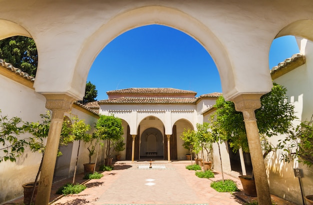 Binnenplaatstuin in alcazaba-paleis, malaga, andalusia, spanje.