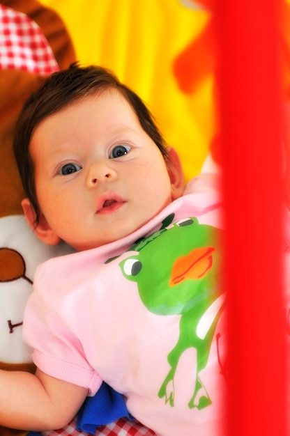 binnenportret met gelukkige jonge familie en schattige kleine baby