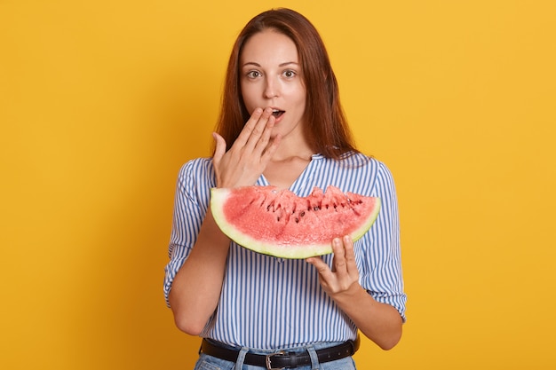 Foto binnenschot van jonge aantrekkelijke vrouw met groot stuk van in hand watermeloen
