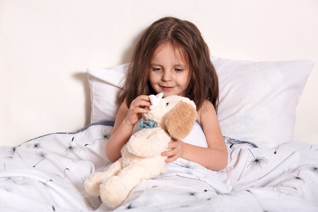 Binnenschot van speels schattig meisje met blond haar