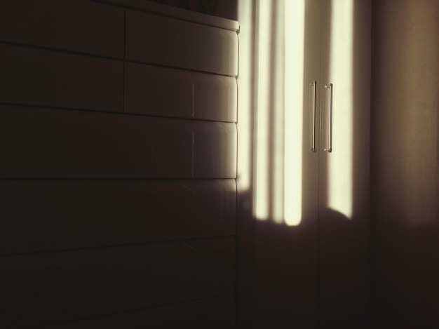 Binnenzicht van de gesloten deur van het huis