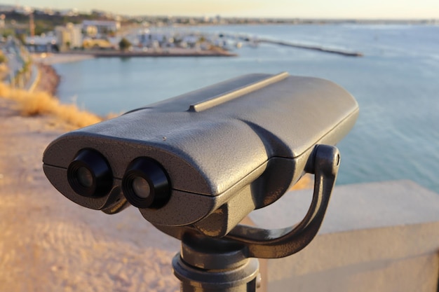 Foto binocolo per osservare il paesaggio situato in un belvedere al tramonto