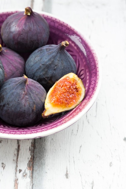 Bio figs in a bowl