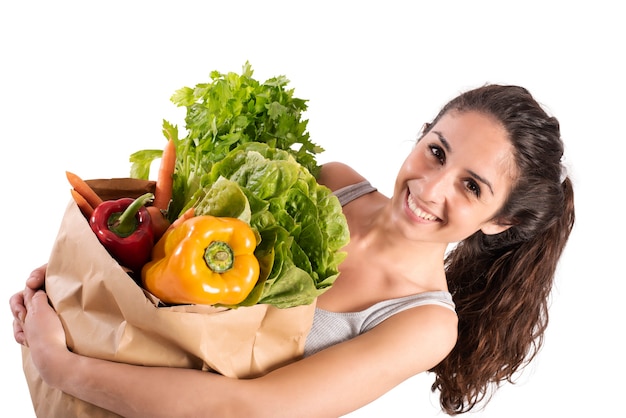 Bio shopping concept met glimlachend meisje bij de supermarkt met