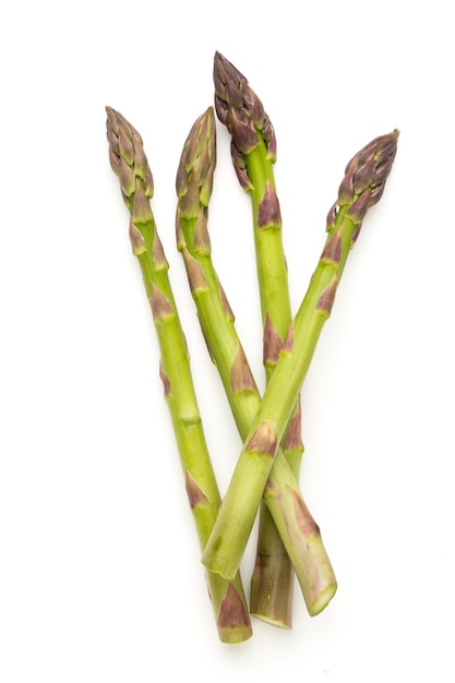 Bio verse groene asperges geïsoleerd op wit. bovenaanzicht