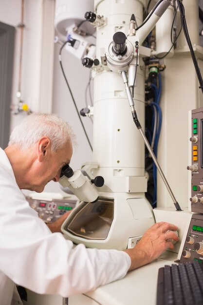 Biochemicus die grote microscoop en computer met behulp van