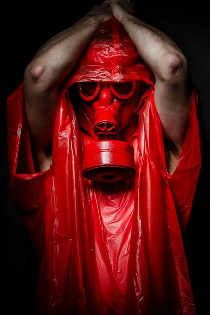 Biohazard concept, man met rood gasmasker.