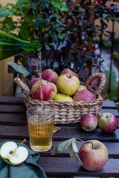 Biologisch appelsap met verse rijpe appels