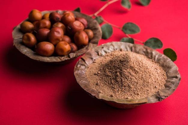 Biologisch Borkut-poeder van Indiase Jujube ber of bes of Ziziphus mauritiana, een soort dadel. Over humeurige achtergrond, selectieve focus