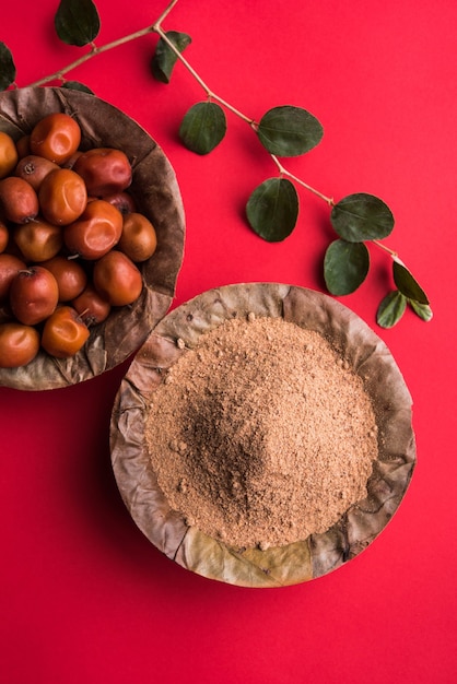 Biologisch Borkut-poeder van Indiase Jujube ber of bes of Ziziphus mauritiana, een soort dadel. Over humeurige achtergrond, selectieve focus