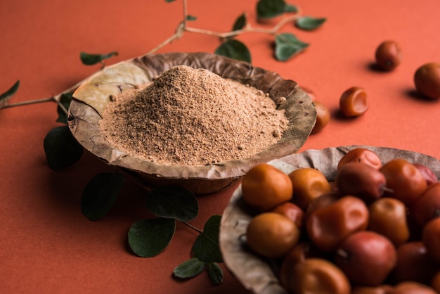 Biologisch Borkut-poeder van Indiase Jujube ber of bes of Ziziphus mauritiana, een soort dadel. Over humeurige achtergrond, selectieve focus