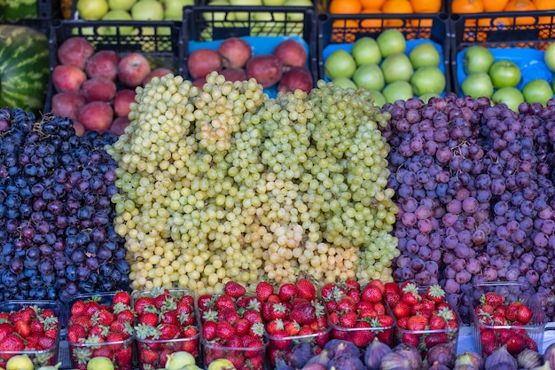 Biologisch fruit op de boerenmarkt in Bodrum, Turkije. Vers fruit te koop in een straatmarkt