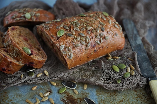 Biologisch graanbrood met zonnebloempitten en pompoenpitten op oud rustiek dienblad