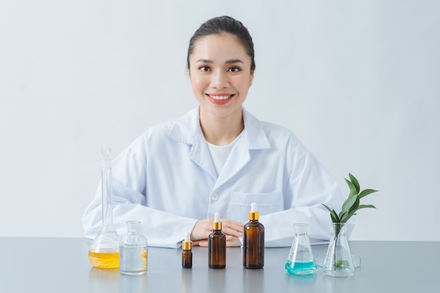 Biologisch natuurlijk cosmetisch product in het laboratorium voor het testen van dermatologen. schoonheids- en pakketconcept