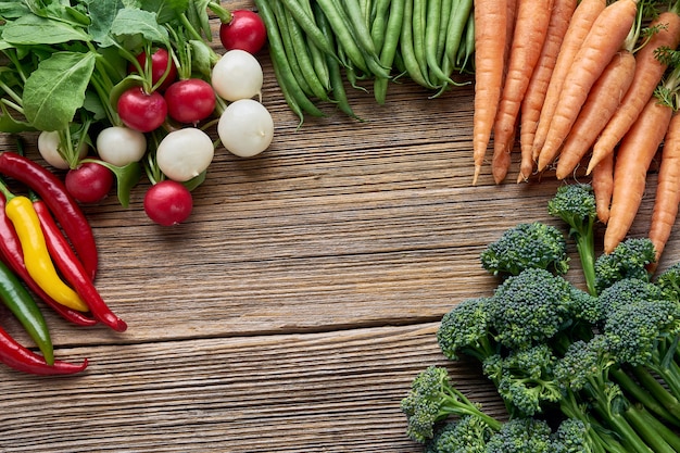 Biologisch voedsel. Broccoli, groene bonen, rode en witte radijs, wortels en kleurrijke chili peper