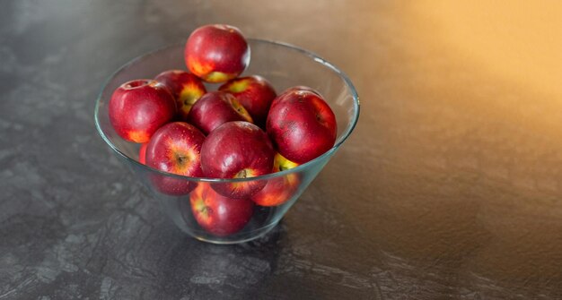 Biologisch voedsel en gezond eten concept Raw food fruit Rode appels op een grijze achtergrond