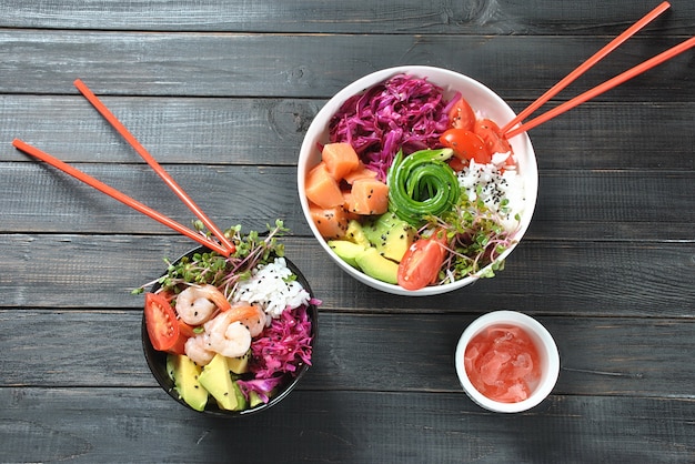 Biologisch voedsel. Recept voor verse zeevruchten. De verse zalm porren kom met rijst, verse rode kool, avocado, kersentomaten, komkommer, radijsspruiten op houten achtergrond. Food concept zakje