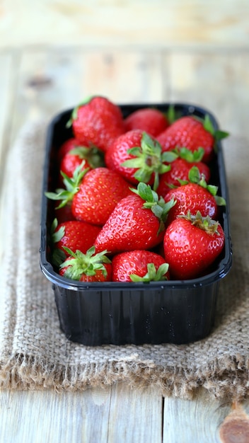 Biologische aardbeien in een bakje Verse aardbeien