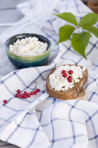 Foto biologische boeren cottage cheese in een groene kom sneetje volkoren brood met ricotta kaas