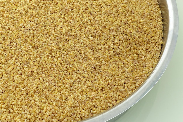 Biologische bulgur gemaakt van rijsttarwe in een kom kalkoen en bulgur Turkse bulgur