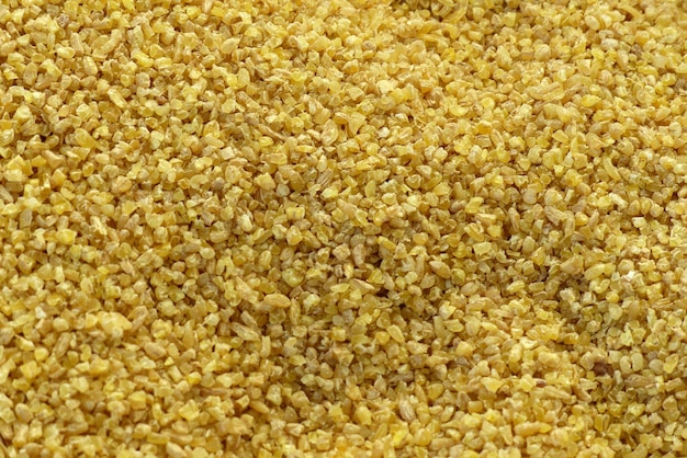 Biologische bulgur gemaakt van tarwe voor pilaf in een kom close-up bulgur