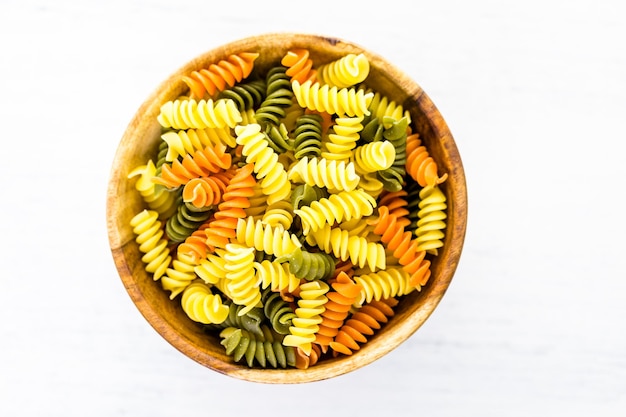 Biologische droge pasta in kleine ronde kom.