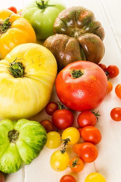 Biologische erfgoedtomaten van boerderij in de achtertuin.