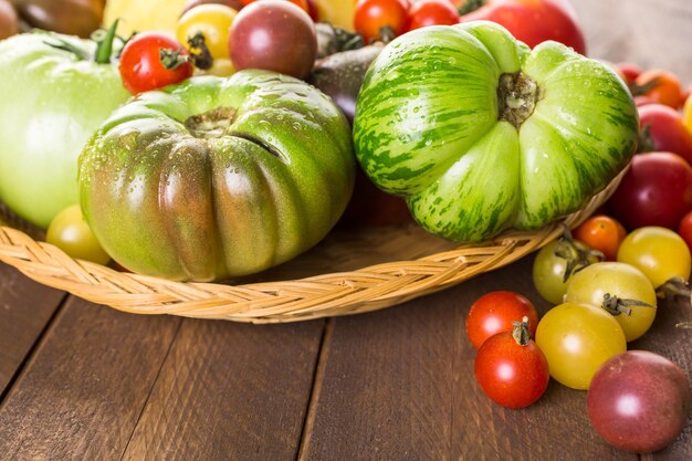 Biologische erfgoedtomaten van boerderij in de achtertuin.