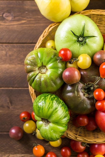 Biologische erfgoedtomaten van boerderij in de achtertuin.