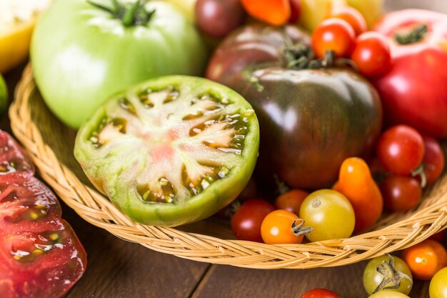 Biologische erfgoedtomaten van boerderij in de achtertuin.