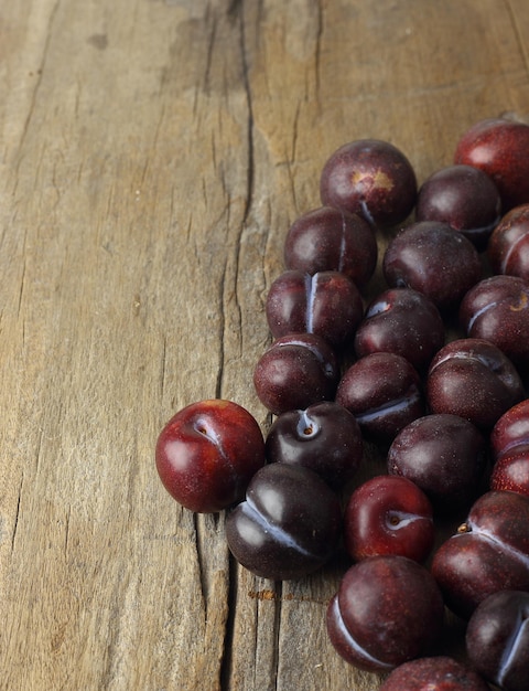 Biologische fruitgroep pruimen lag op houten tafel