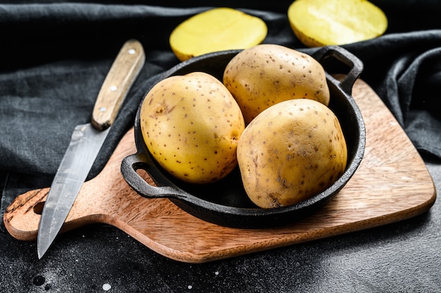 Biologische gele aardappelen in een pan