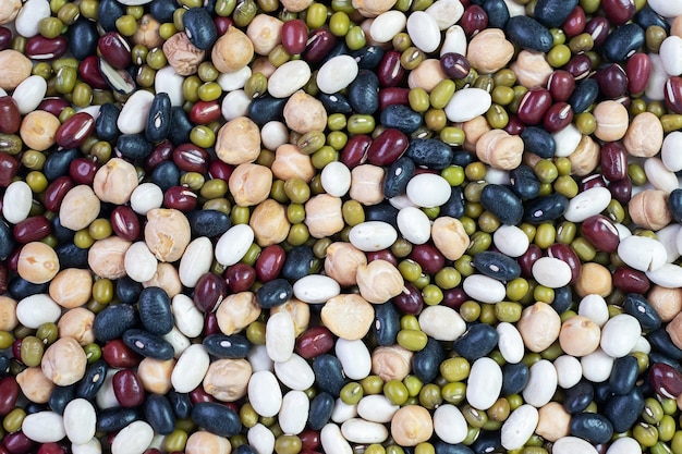 Biologische gemengde Bonen; Groen, Zwart, Rood, Wit en Kikkererwten op bord