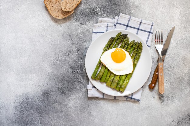 Biologische gezonde asperges en gebakken ei