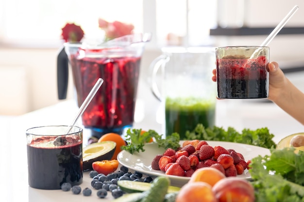 Biologische gezonde fruit paarse smoothie in een glas