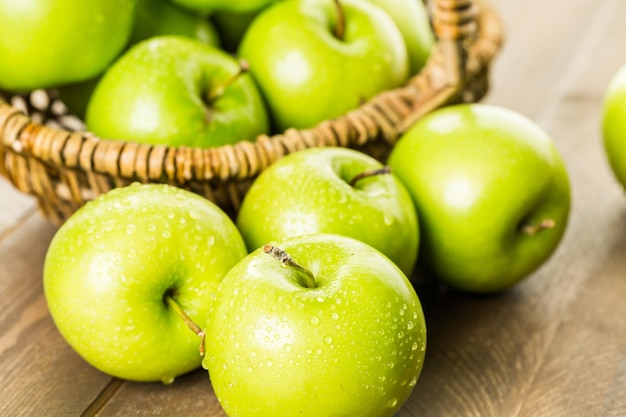 Biologische Granny Smith-appels op tafel.