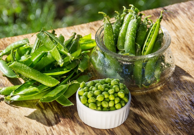 Biologische groene erwten in witte kom