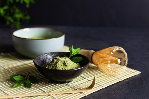 Biologische groene matcha-thee en theeaccessoires op japanse mat japanse theeceremonie