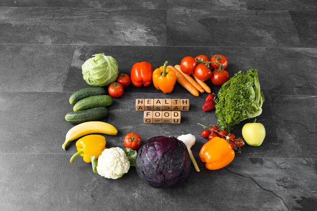 Biologische groenten en fruit op donkere tekst Gezonde voeding op houten blokjes