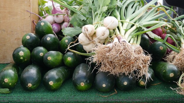 Biologische groenten op het aanrecht, verse lokale producten, rauwe groenten van eigen bodem op de marktkraam