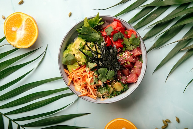 Biologische Hawaiiaanse tonijn poke bowl met rijst en groenten