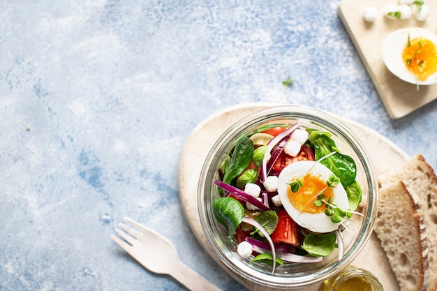 Biologische huisgemaakte salade in een glazen kom