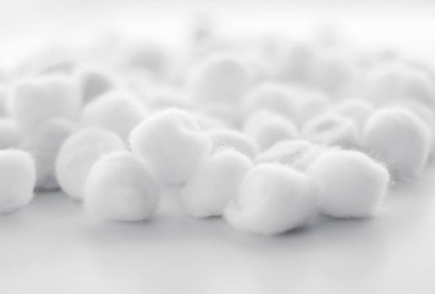 Biologische katoenen ballen achtergrond voor ochtendroutine spa cosmetica hygiëne en natuurlijke huidverzorging schoonheid merkproduct als gezondheidszorg en medisch ontwerp