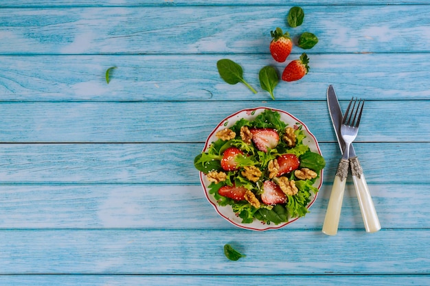 Biologische ketosalade met spinazie, sla, aardbei en walnoten