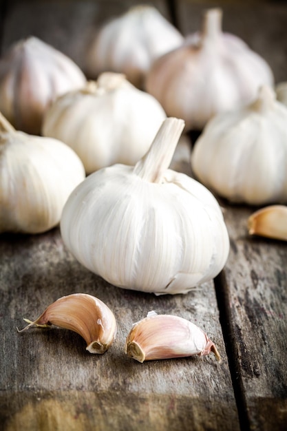 Biologische knoflook op een rustieke houten tafel