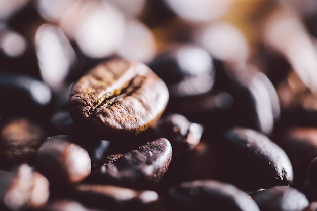 Biologische koffiebonen op hout