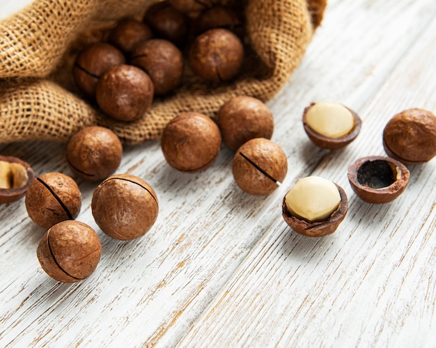 Biologische Macadamia noten op een houten tafel